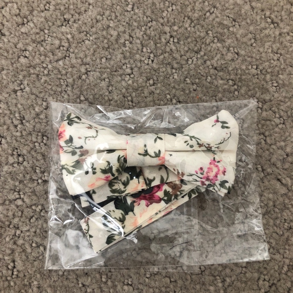 Cream floral bowtie